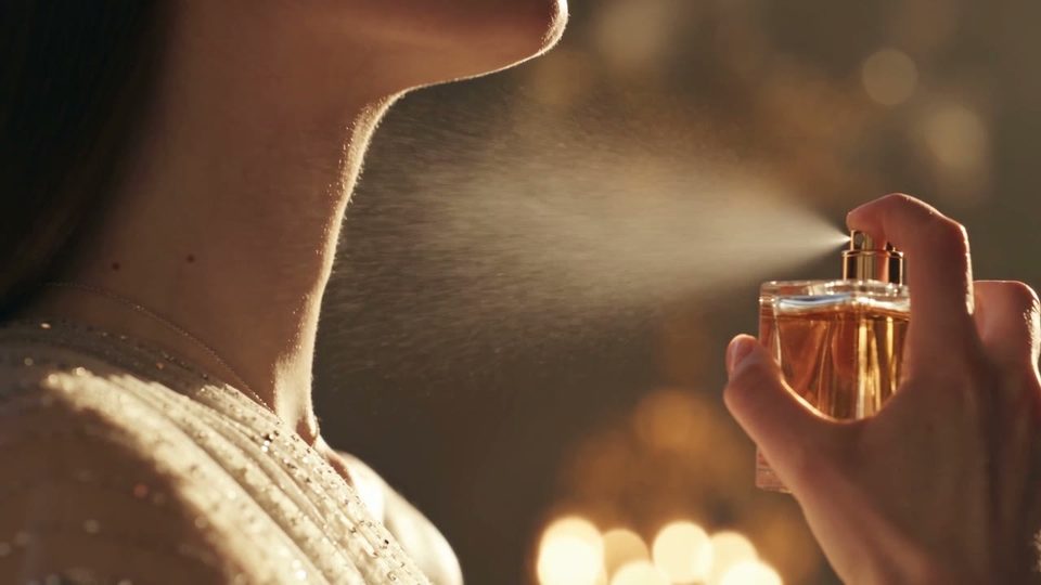 첫 테이크: 뚜껑이 사라진 향수병